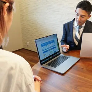 お客様と打ち合わせをする様子