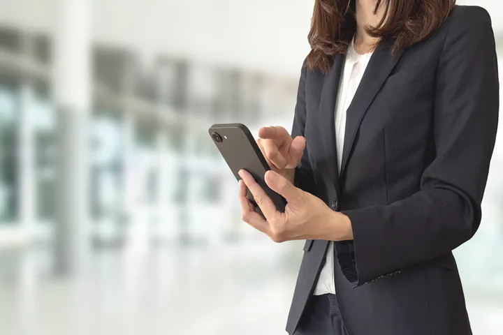 スマートフォンから問い合わせをする法人担当者