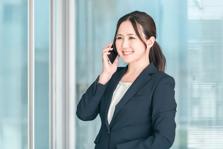 電話で完了報告を受ける担当者