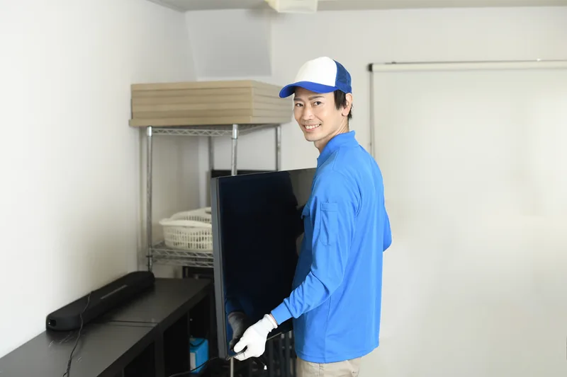 テレビを設置する作業スタッフ