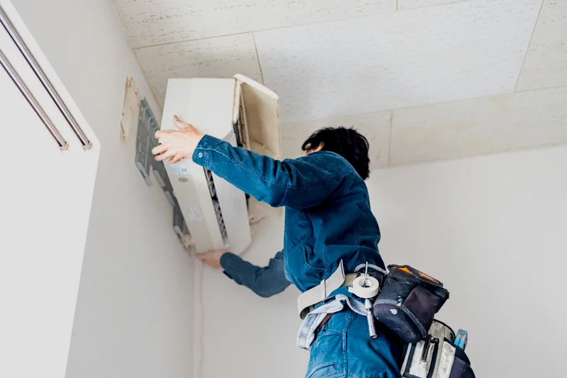 退去に伴い室内機を取り外す作業